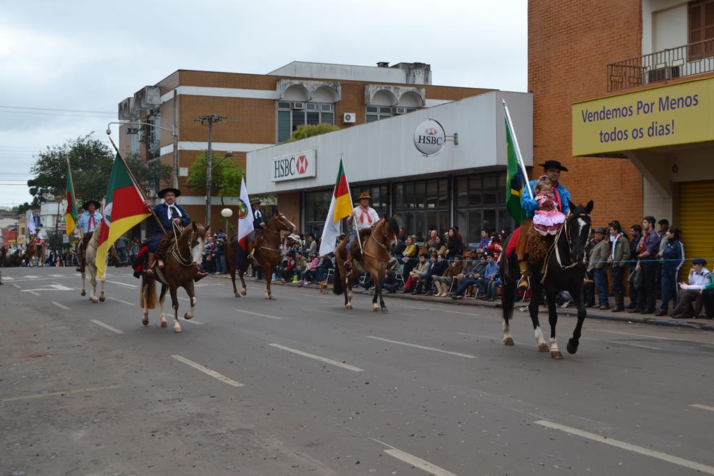 Festejos encerram com tradicional desfile